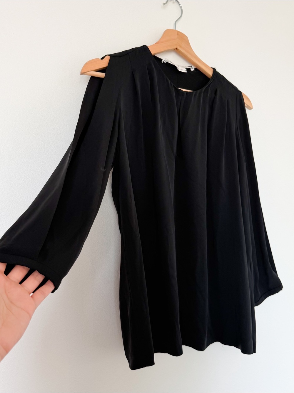 100% silk Diane Von Furstenberg Black Cold-Shoulder Relaxed Fit Blouse